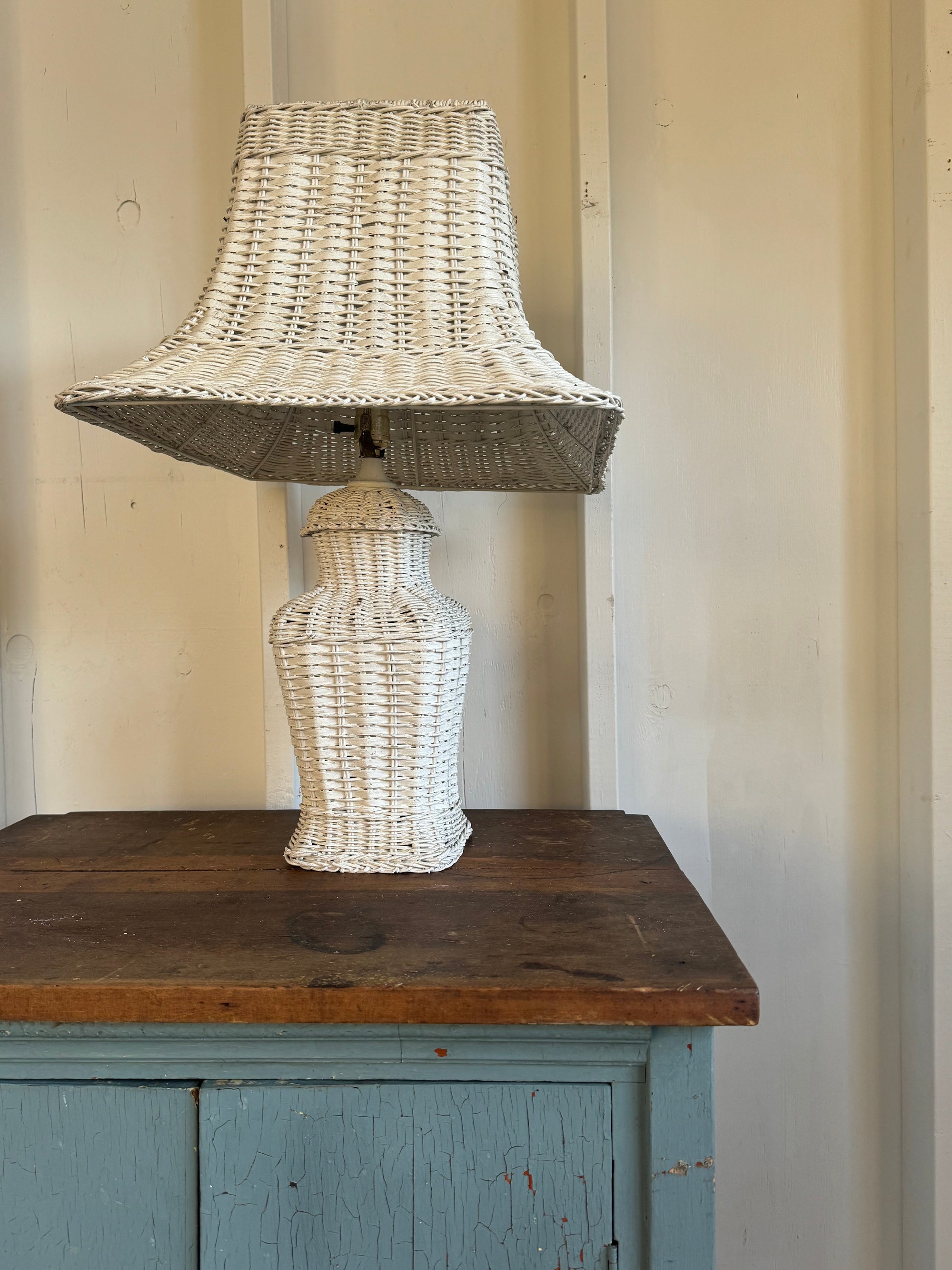 Vintage White Wicker Table Lamp