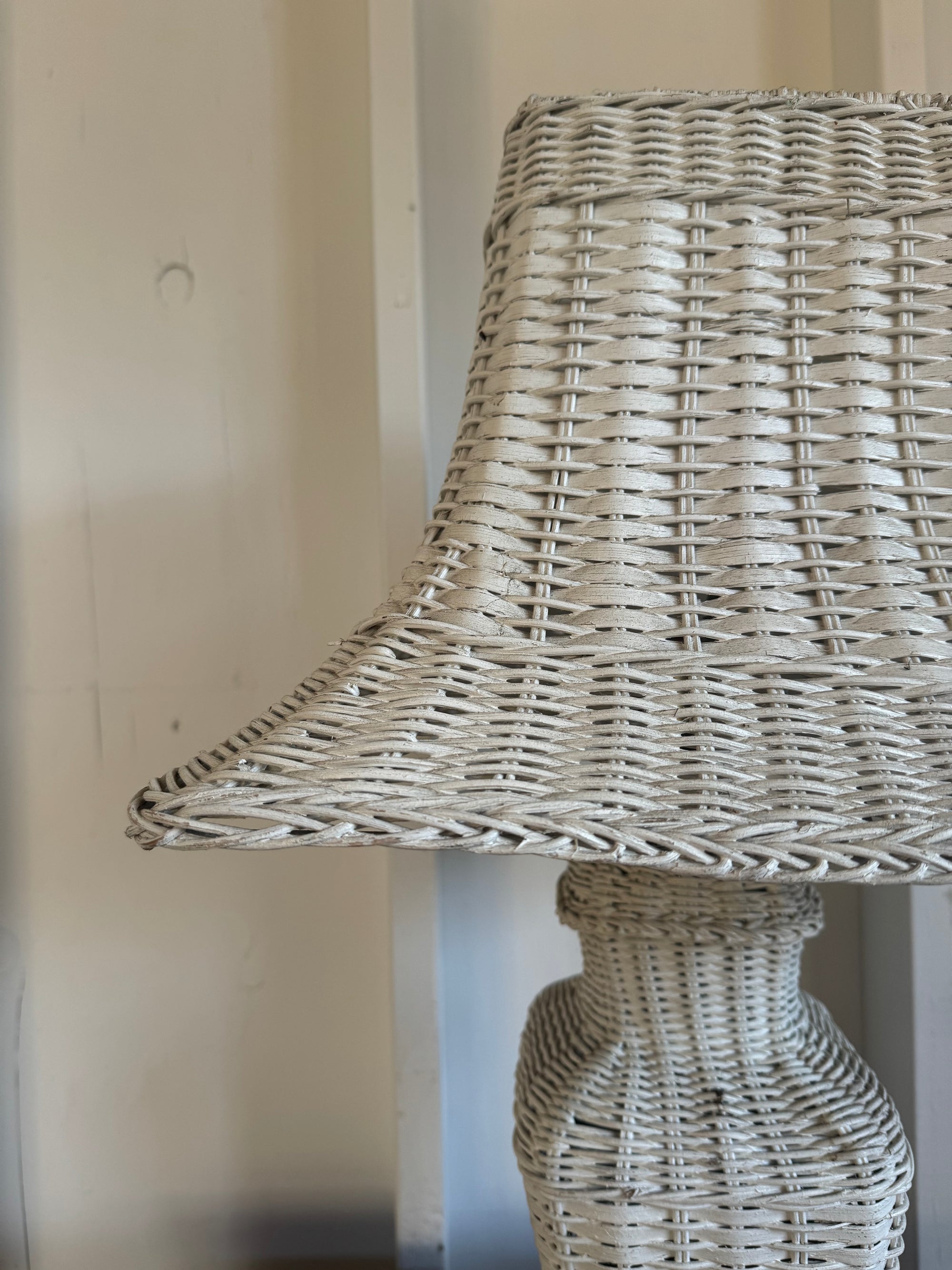 Vintage White Wicker Table Lamp