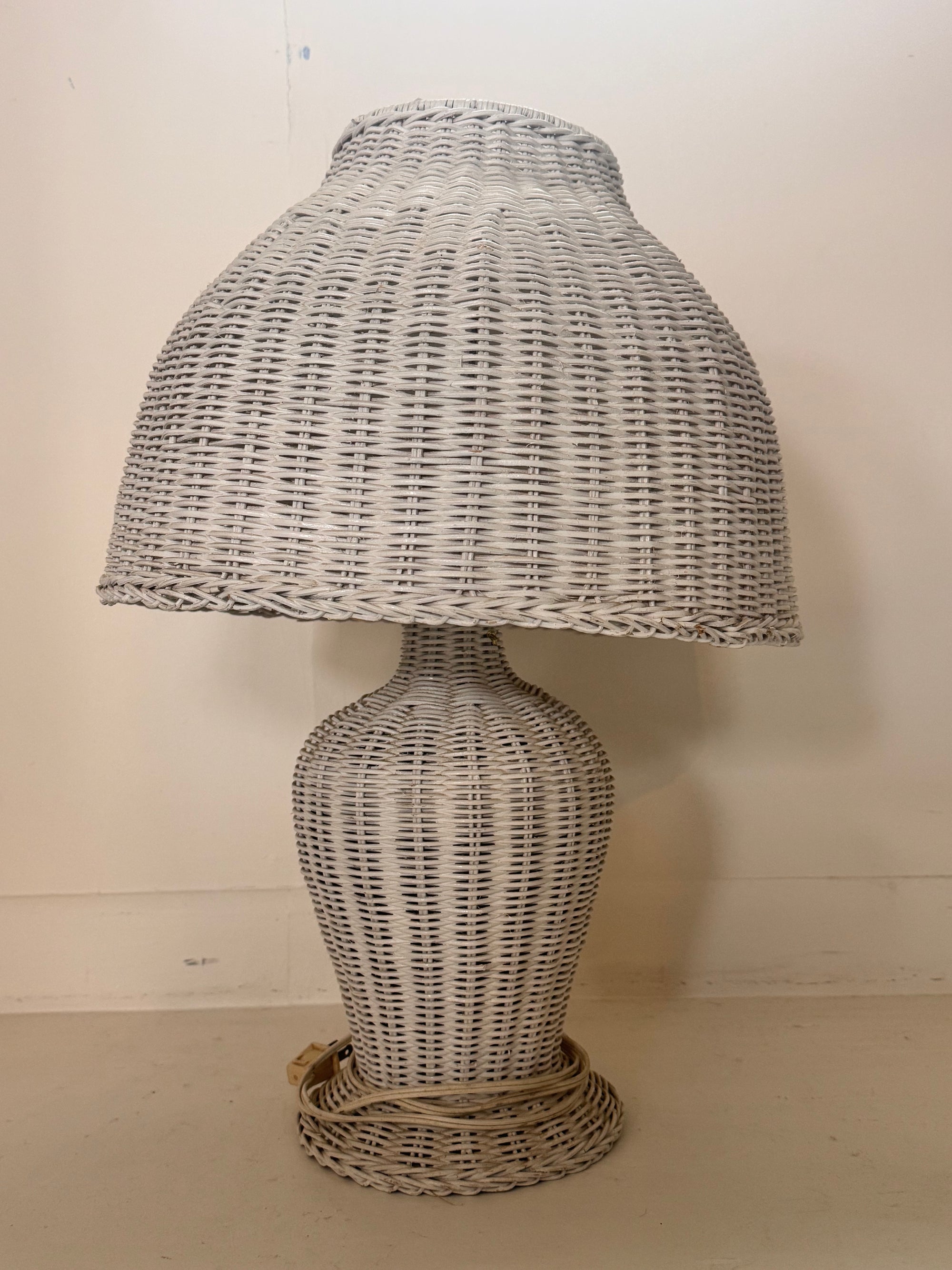 VTG Wicker Table Lamp